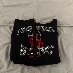 Rhinestone hoodie - Rhinestone hoodie ifrån ett Instagram märke 2022, storlek M, tappat en del stenar se bild, pris 200kr