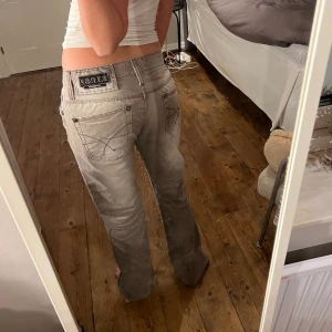 Lågmidjade jeans - Supersnygga lågmidjade jeans köpta här på plick:) skulle säga att de är storlek S eller M och är långa i benen på mig som är 170cm!!