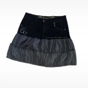 Jeanskjol med volanger - Lägger upp igen! Jättefin jeanskjol med volanger ifårn desigual. Så snygg men var tyvärr förstor för mig. Passar nog s/m bäst!