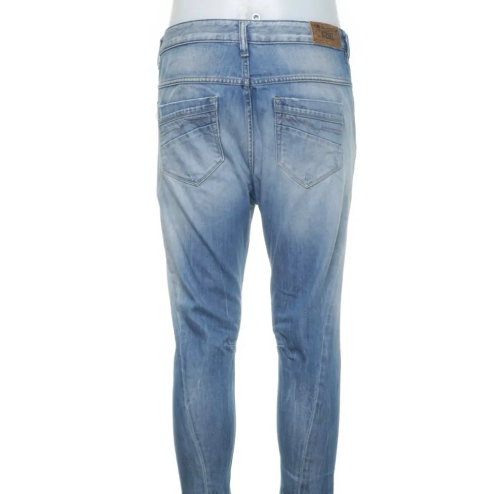 VI säljer nu ett par feta Diesel jeans🔥 Jeansen är i topp och slitningen ingår i designen🤩Nästan aldrig använda🤫 Dem är storlek 28/32👌 Inga byten❌ du betalar leverans🚛📦 hör av dig vid vid frågor☎️. Jeans & Byxor.
