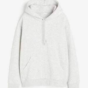 Grå hoodie ifrån H&M. Säljer då den är lite för stor för mig. Super skön och gosig tröja! Ordinarie pris: 199kr mitt pris:90kr. Väldigt bra skick och använd få antal gånger💞(priset kan diskuteras) kom privat för egna bilder 