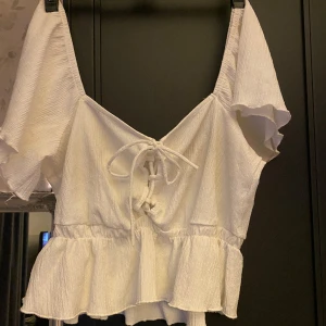 Söt blus Gina tricot 💞 - Jättesöt blus, sval och skön men jag hade problem med att den åkte ner vid axlarna men brukar vara så på mig, men om man inte har problem me det så funkar denna toppen!!