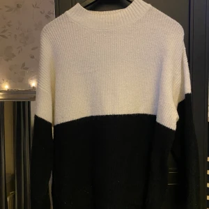 Stickad tröja svart vit🩶 - Jättefin men behövde utrymme i garderoben så denna fick gå har inte använt på länge 