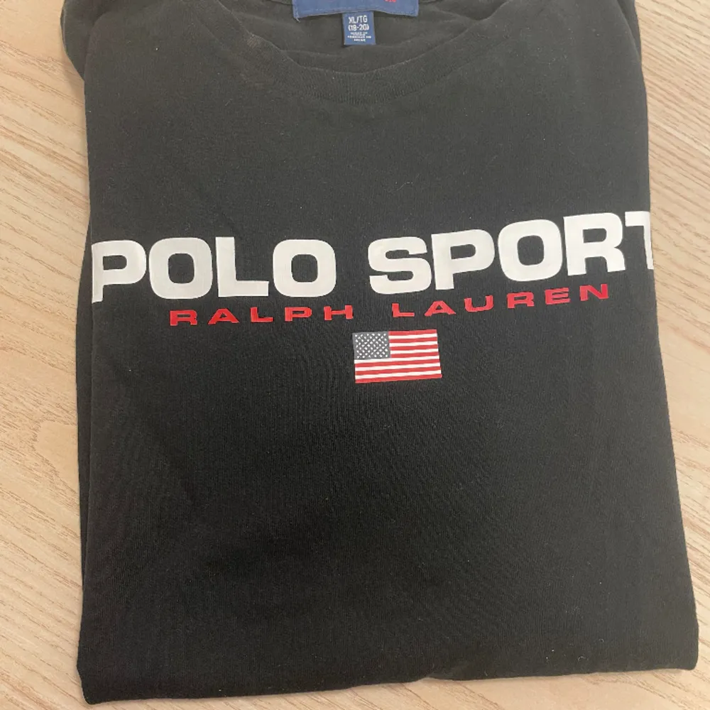Svart Polo Ralph lauren T-shirt inom deras egna Sport kollektion. Sparsamt använd i ett väldigt fint skick. Köpt för 700kr. Är storlek XL men sitter som L.. T-shirts.