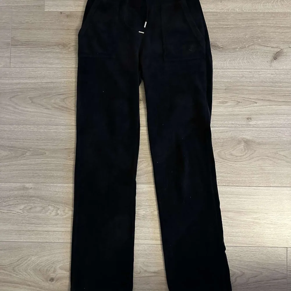 Bra skick Knappast använda  Svarta i Velour  Storlek XS . Jeans & Byxor.
