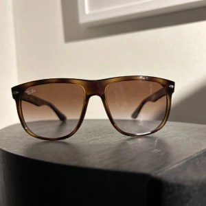 Rayban boyfriend  - Tja, säljer nu mina Ray band pga att jag tröttnat på dem, dem är i jätte fint skick utan några alls defekter. Allt og tillkommer och putsduken är oöppnad🔥🔥