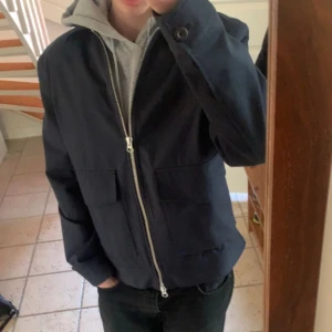 Zara Overshirt - En fräsch overshirt ifrån märket Zara. Köpt för 800 och mitt pris är 500 (går att diskutera). Knappt använd så skicket är 10/10 inga skavanker. Storlek Xl men sitter som en M/S. Modellen på bilden är 184 lång. 