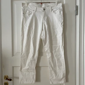 Vitajeans  - Vita trekvarts-långa jeans från Cubus i storlek 44. Aldrig använda, i nyskick. Bara att fråga om det är något du undrar! Kan mötas på Järntorget i Göteborg eller skicka, köparen står för frakt.