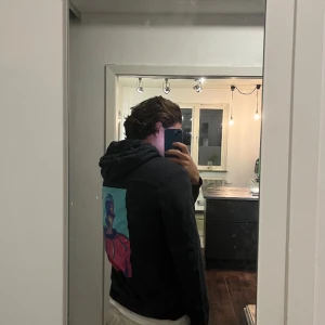 Limitato hoodie - Bra skick, inte använt så mycket då den blev för liten ganska snabbt. Köpt på nk gbg för 4000 nånting. Vad jag vet så är den svår att hitta så ganska exklusiv. Storlek L men känns som S/M