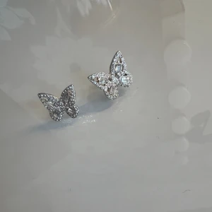 Örhängen  - Jätte söta örhängen från Ginatricot, som tyvärr inte kommer till användning💗  (Lånad bild!)