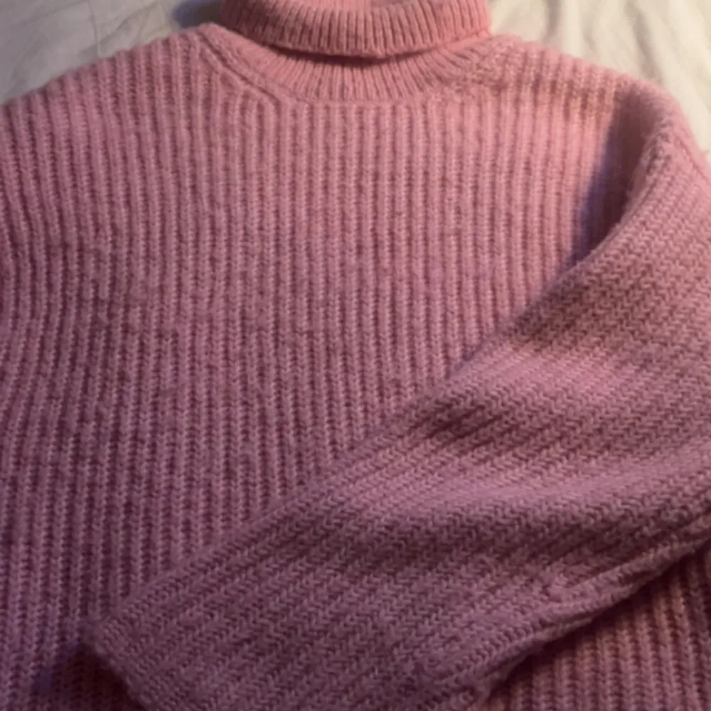 Säljer denna rosa stickade tröjan med krage som inte kommer till användning. Bra skick . Stickat.