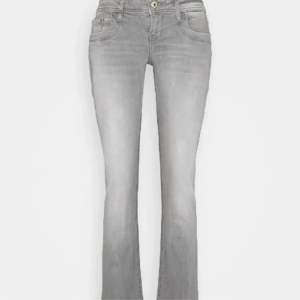 säljer mina grå ltb valerie jeans då de inte kommer till användning, storlek 29/34 och passade bra på mig som är 166 och har storlek M. använda ett fåtal gånger, skriv för fler bilder! 😊
