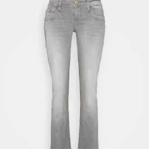 ltb valerie jeans - säljer mina grå ltb valerie jeans då de inte kommer till användning, storlek 29/34 och passade bra på mig som är 166 och har storlek M. använda ett fåtal gånger, skriv för fler bilder! 😊