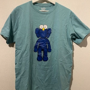 Kaws x Uniqlo t-shirt - Kaws x Uniqlo t-shirt, använd 2ggr så väldigt fint skick storlek M