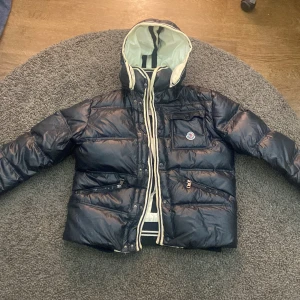 Moncler jacka - En super söt monclizzy jacka ja fick av min bror , osäker om den är äkta derför så lågt pris. Storlek xl sitter som M (man) 🙏