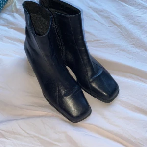 Boots - Skor med liten klack. Knappt använda pga för små.