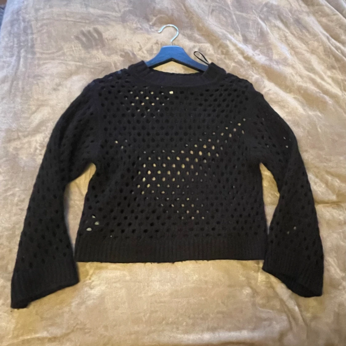 Svart tröja med hål