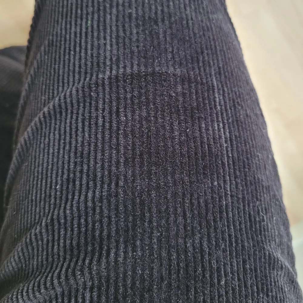 Fina svarta byxor i manchester material,  lite använda. Färgen är inte lika grå i verkligheten. Säljer för de är för små . Jeans & Byxor.