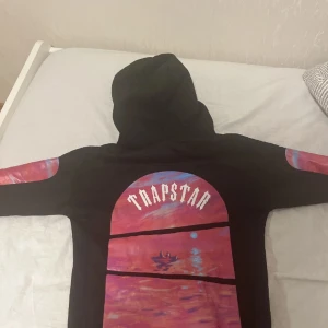 Dave X trapstar hoodie  - Denna hoodie var ett samarbete mellan rapparen Dave och trapstar. Limited edition. Pris kan diskuteras vid snabb affär. 