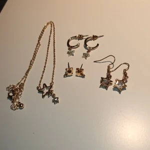 Smyckesset - Smyckesset i guld med stjärnor, allting är nytt o oanvänt!!⭐️