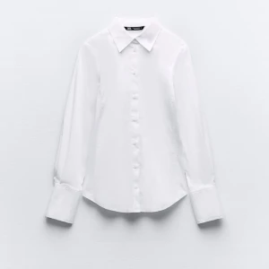 Figursydd skjorta Zara - Figursydd skjorta från Zara i bra material. Används 2 ggr, men den är för liten på mig. Inköpt för 599kr. 