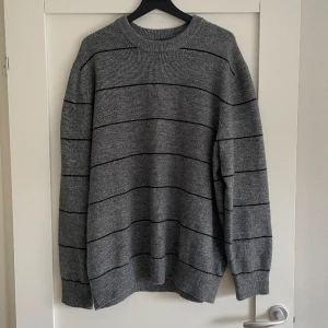 H&M stickad sweatshirt  - Storlek XL  Vädligt bra skick (använt bara en gång) 