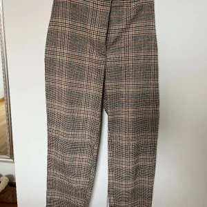 Kostymbyxor Monki  - Riktigt snygga kostymbyxor från Monki. Sparsamt använda, som nya! Jag har sytt in resår för att de ska sitta bättre, inget som syns eller påverkar. 