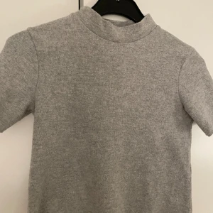 Stickad tröja - Fin stickad kortärmad tröja ifrån zara. Tröjan ör i mycket fint skick