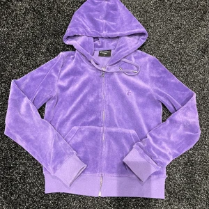 Juicy Couture tröja - Superfin lila tröja i str S. Inget tryck på ryggen. Köparen står för frakten. 