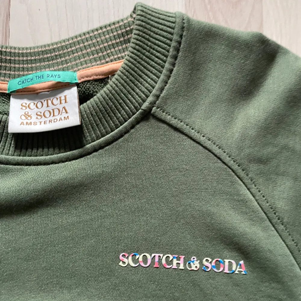 Grön Scotch & Soda sweatshirt i storlek small. Kropp i 100% bomull blend, muffar & krage 96% bomull, 4% elsastan blend. Multi färg ”SCOTCH & SODA” 3D tryck på vänstra delen av bröstkorgen. För mått/fler bilder skriv privat.. Tröjor & Koftor.