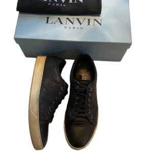 Lanvin skor - Lanvins i bra skick. Uk 10 (storlek 10)  vilket motsvarar ca 44 fits 45. Lanvins sitter stort i storlek.  Hör av er vid intresse 🙂