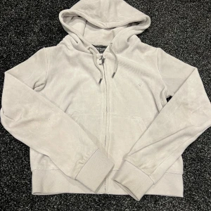 Juicy couture tröja  - Superfin tröja i str S. Tröjan är ljusgrå och inget tryck på ryggen . Köparen står för frakten. 