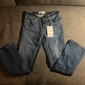 Low Rise flarejeans - Säljer dessa Low Rise cropped flarejeans i ny skick då de aldrig kommit till andvändning🩷 Priset kan diskuteras 