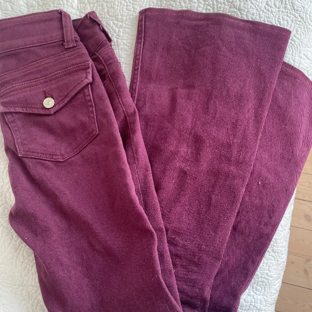 Snygga vinröda jeans med fickor. . Jeans & Byxor.