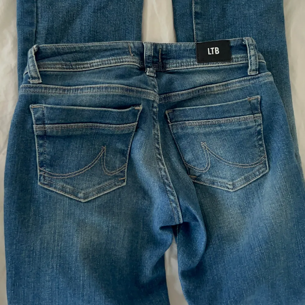 Säljer mina super snygga jeans från ltb. Storlek 24/30 och säljer de för 450 kr. Använd fåtal gånger så de är i väldigt bra skick! 💕Köparen står för frakten, jag kan mötas upp!. Jeans & Byxor.