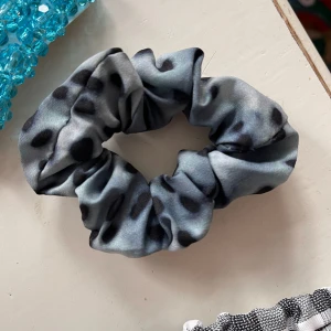 Scrunchie  - Mönstrad scrunchie. Aldrig använd. Bara att fråga om det är något du undrar! Kan mötas på Järntorget i Göteborg eller skicka, köparen står för frakt.