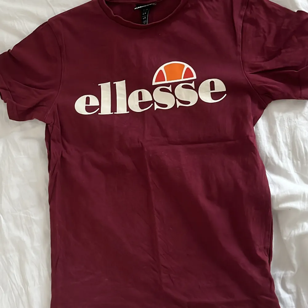 Ellesse t-shirt i stl S som är använd cirka 5 gånger, inga tecken på användning❣️. T-shirts.