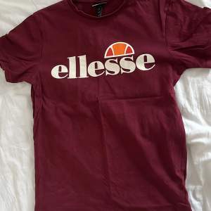 Ellesse t-shirt i stl S som är använd cirka 5 gånger, inga tecken på användning❣️