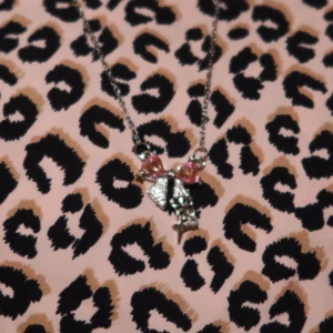 Rosett Halsband -  Rosett Halsband med rosa diamanter😋