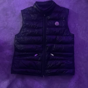 Moncler GUI väst - Min moncler GUI väst med qr kod och låda tyvvär inget kvitto. Storlek 1. 8.5/10 skick och säljer denna då den inte kom till sån stor användning för mig. En perfekt väst till våren/sommaren. 