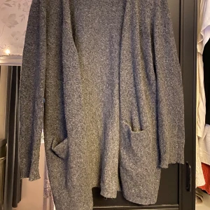 Vero Moda kofta strl L🩵 - Jättefin men inte min stil längre och den är hyfast lång så mysig att ha på sig, med fickor!!