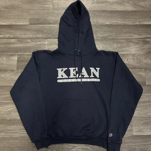 Champion Kean Hoodie - Snygg college hoodie ifrån Champion i storlek S! Bara att skriva om du undrar över något🙏