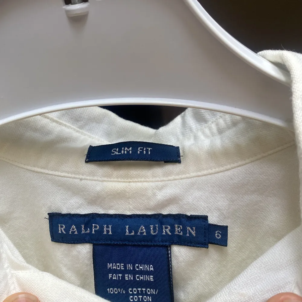 Säljer en fantastisk ralph lauren skjorta då den är liten på mig. Priset är inte hugget i sten vid snabb affär 😊. Skjortor.