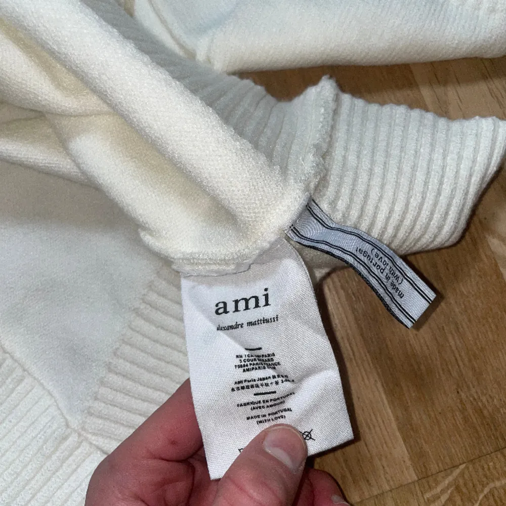 En väldigt fin sweatshirt från ”Ami Paris” i nyskick 10/10. Tags sitter fortfarande kvar. Den är i size S men passar M (Pris kan diskuteras).. Tröjor & Koftor.