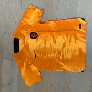Nederländerna fotbollströja - Säljer nu denna helt oanvända fotbollströja. Sprillans ny (inget tryck på ryggen). Priset ej hugget i sten! Hör av er vid fler frågor😀
