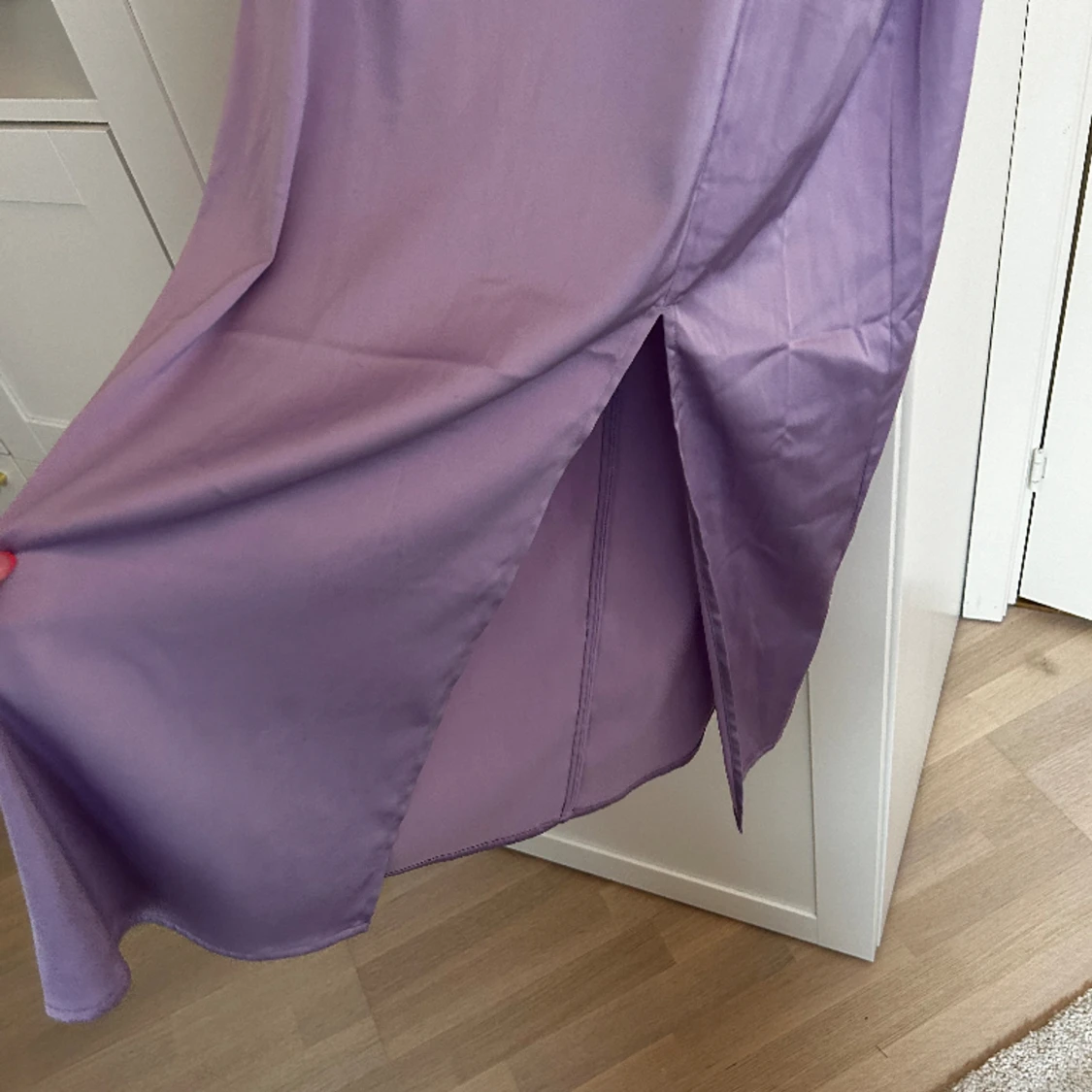 Lila klänning med slits - 90