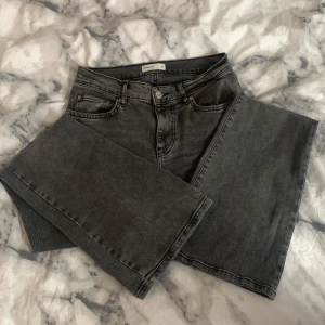 Jeans Gina tricot - Grå jeans från Gina tricot low waist bootcut. Knappt använda har en repa på höger knä men inget märkvärdigt fick jeansen så. Köper står för frakt 📦 