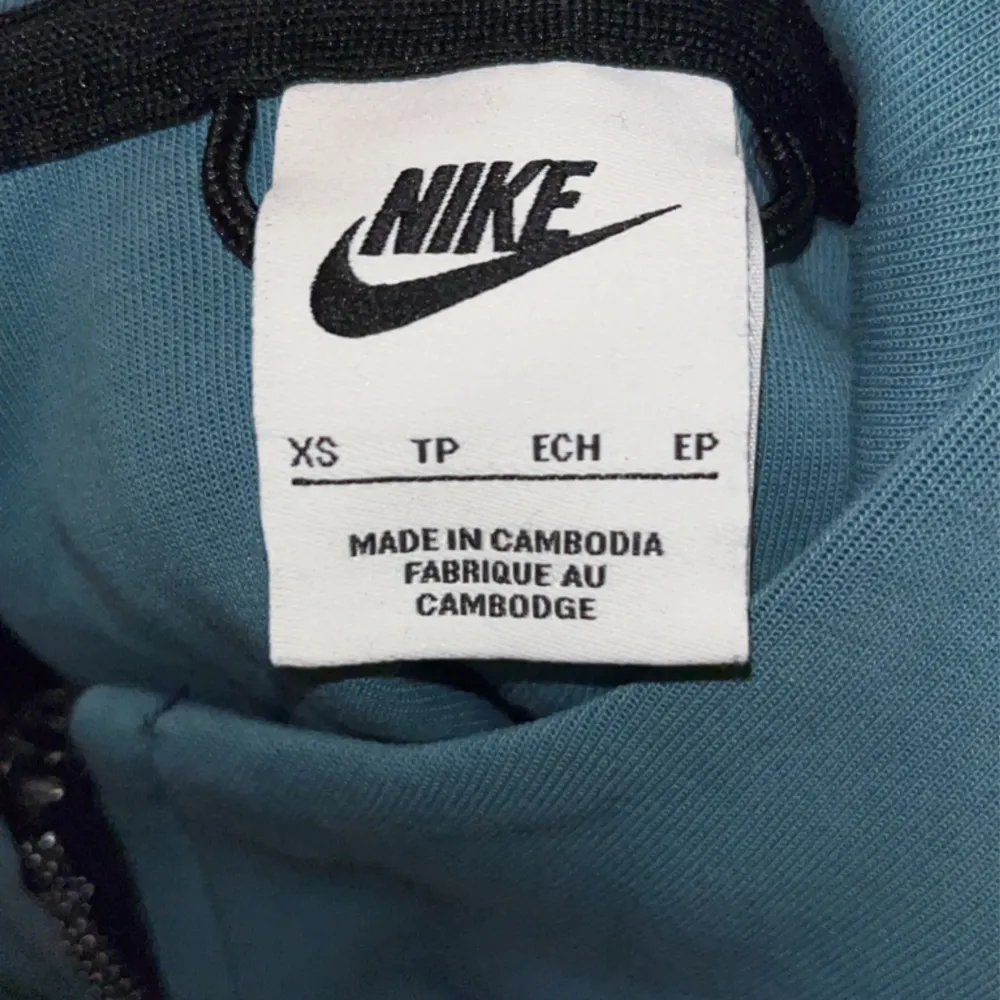 En blå Nike tröja köpt för 1200 men pris kan diskuteras 9/10 kvalitet men syns inte något igentligen. Knappast använd ba ett par 10 gånger typ. Hoodies.