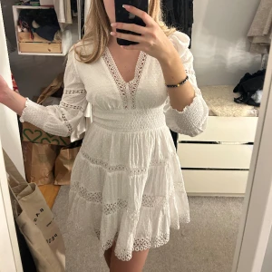 By Malina studentklänning  - Superfin By Malina klänning, endast använd 1 gång. Nyskick, perfekt till studenten. Köpt på Nelly för ordinariepris🥰