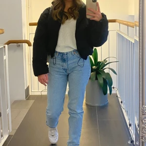 Blåa jeans - Säljer ett par raka högmidjade blåa jeans, som är köpta i Berlin på zara. Finns ett litet håll på baksida lår, se bild 3, annars bra skick. Storlek 36. Använd gärna köp nu funktionen!☺️
